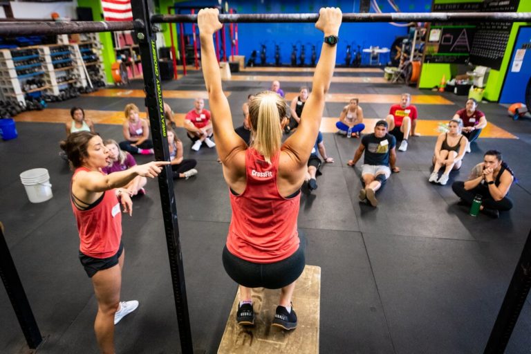 image of toe-assisted pull-up